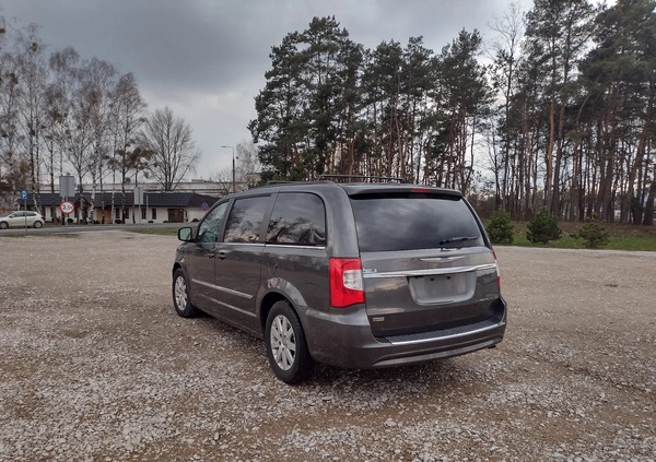 Chrysler Town &amp; Country cena 43500 przebieg: 150000, rok produkcji 2016 z Legionowo małe 37